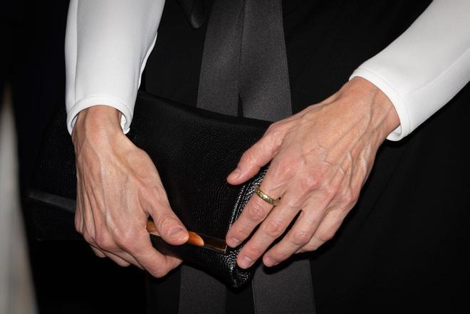 Anillo de Coreterno y cartera de Carolina Herrera, las elecciones de la reina Letizia en Angola