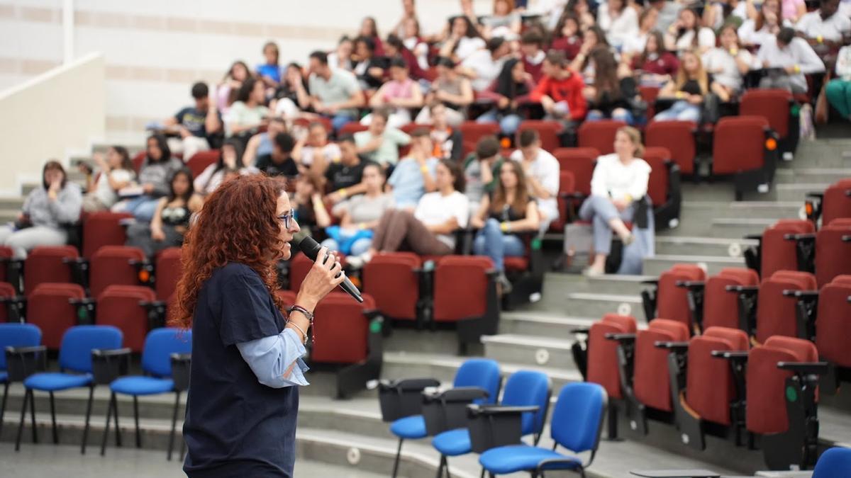 Ana Belén Martínez, directora general de Acceso, impartiendo una charla en OrientaUCO. 2023