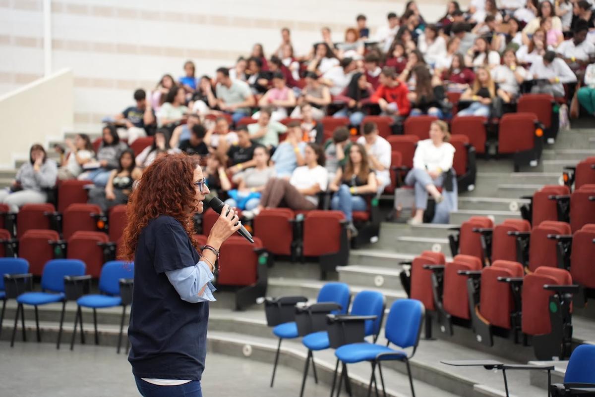 Ana Belén Martínez, directora general de Acceso, impartiendo una charla en OrientaUCO 2023