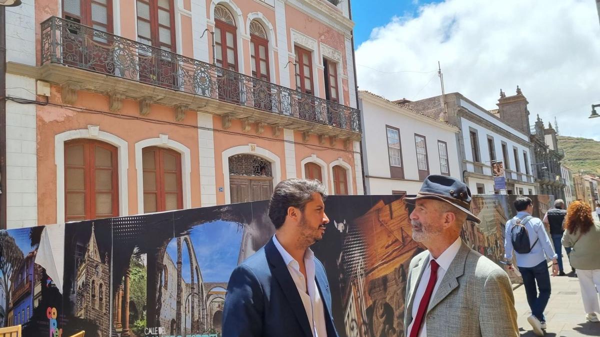 Luis Yeray Gutiérrez y Santiago Pérez, frente al inmueble, actualmente vallado.