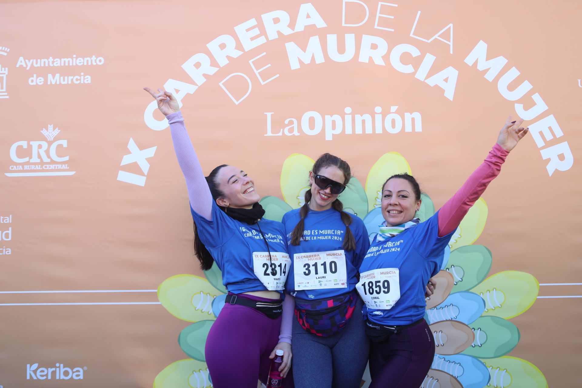 Las participantes posan en el photocall tras finalizar la Carrera de la mujer de Murcia