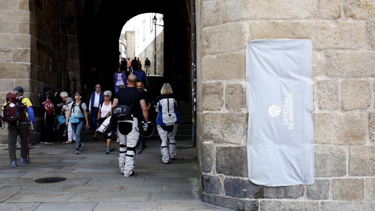 Pintada en el Obradoiro en un nuevo atentado contra el patrimonio de Santiago