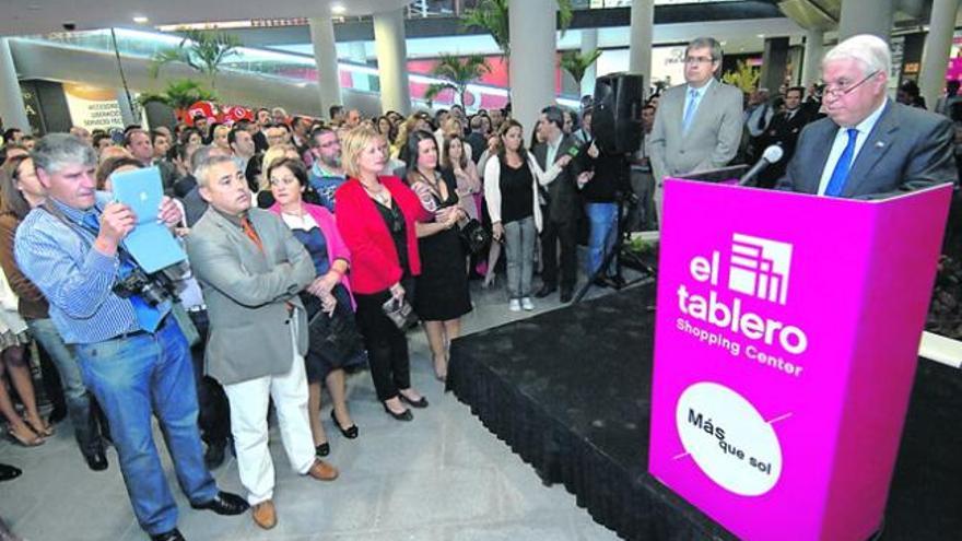 Amid Achi habla al público asistente ayer a la inauguración del Centro Comercial El Tablero. | juan carlos castro