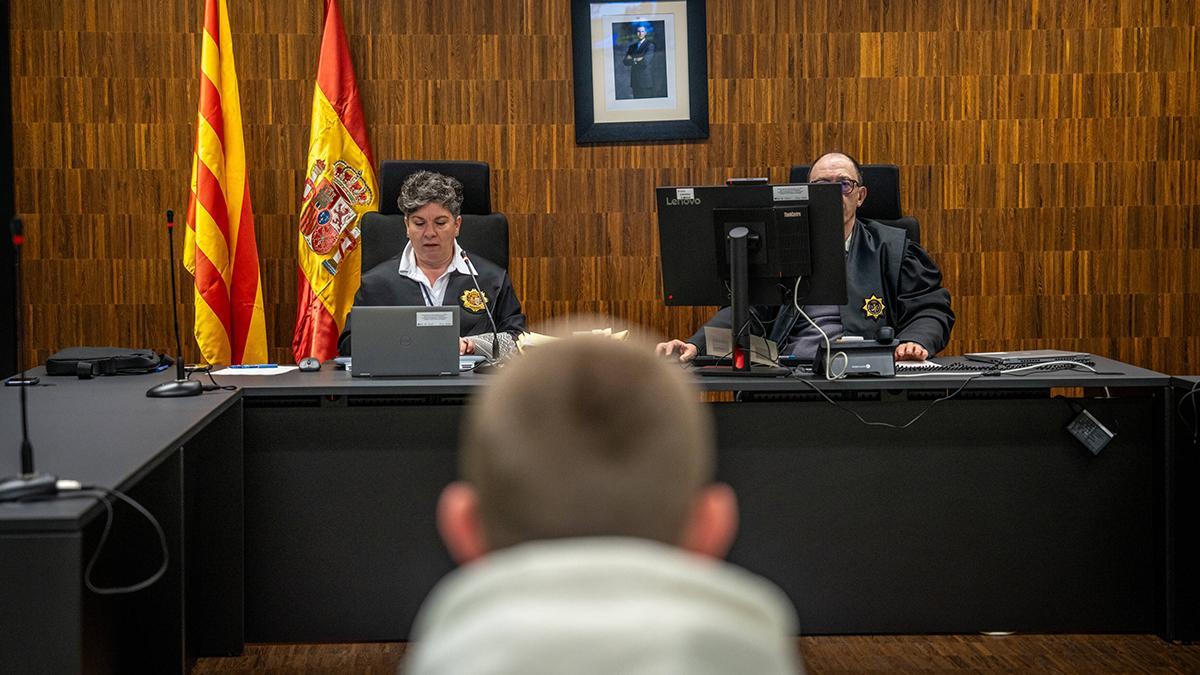 La jueza María Ángeles Fernández durante uno de los juicios inmediatos celebrados este lunes en Barcelona.
