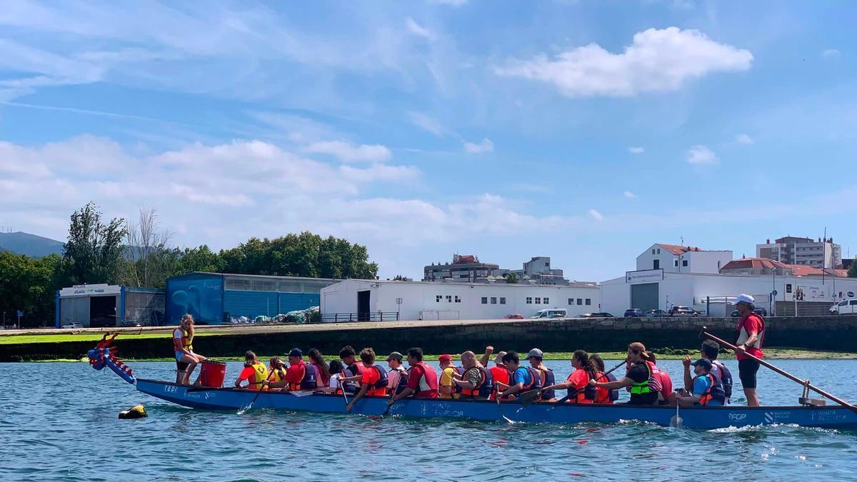 El barco ofrece la posibilidad a grupos de disfrutar del piragüismo.