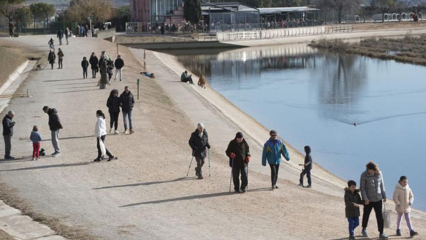 Gent passejant ahir al matí pel parc de l’Agulla | MIREIA ARSO