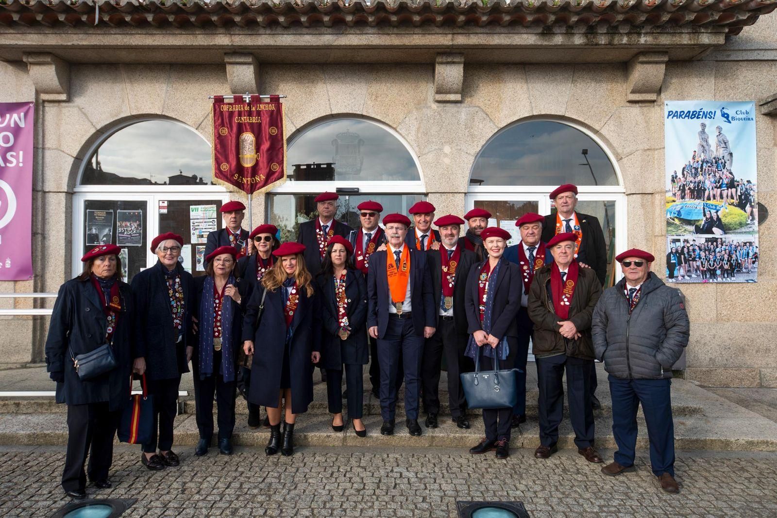 Así desfilaron los cofrades participantes en el XXXI Capítulo da Cofradía do Centolo Larpeiro, en O Grove.