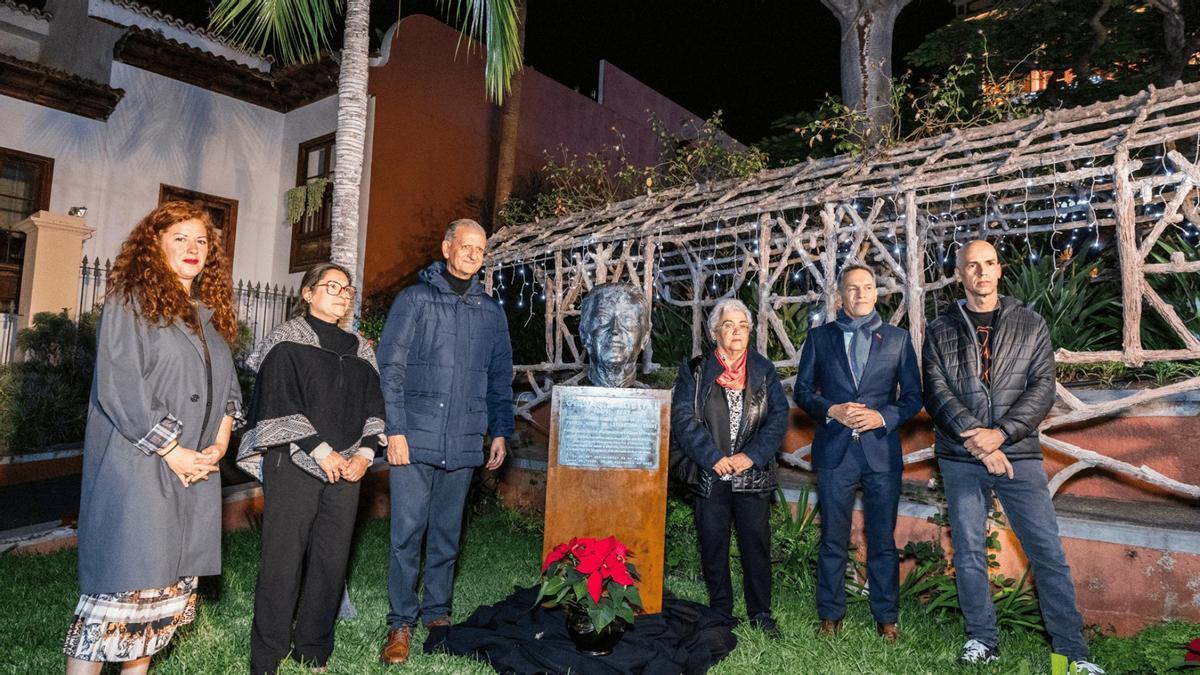 Fuensanta de la Cruz Carmen Leyes Alcalde Francisco Linares Candelaria P. Galván Rafael Montero del Pino y el escultor Francisco Hernández junto al busto inaugur (1)