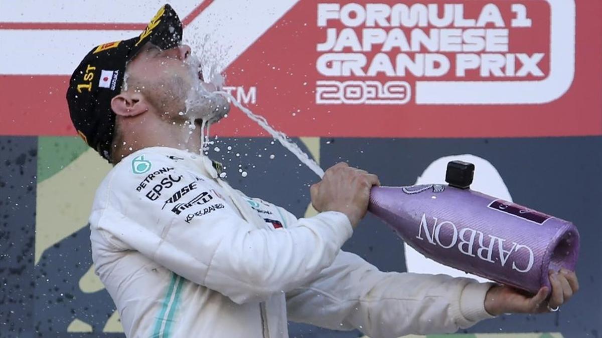 El finlandés Valtteri Bottas (Mercedes) celebra su triunfo de hoy en Suzuka, Japón.