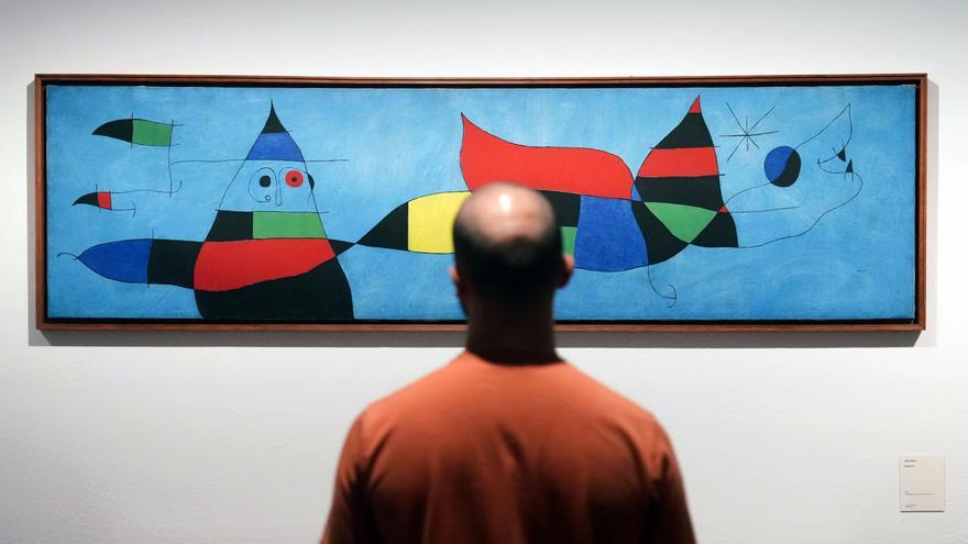 Un visitante ante 'Pintura para Emili Fernández Miro', de Miró, en la exposición 'MiróMatisse', de la  Fundació Miró de Barcelona.