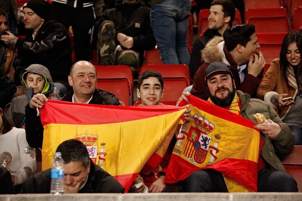 Aficionados en El Molinón durante el España-Israel