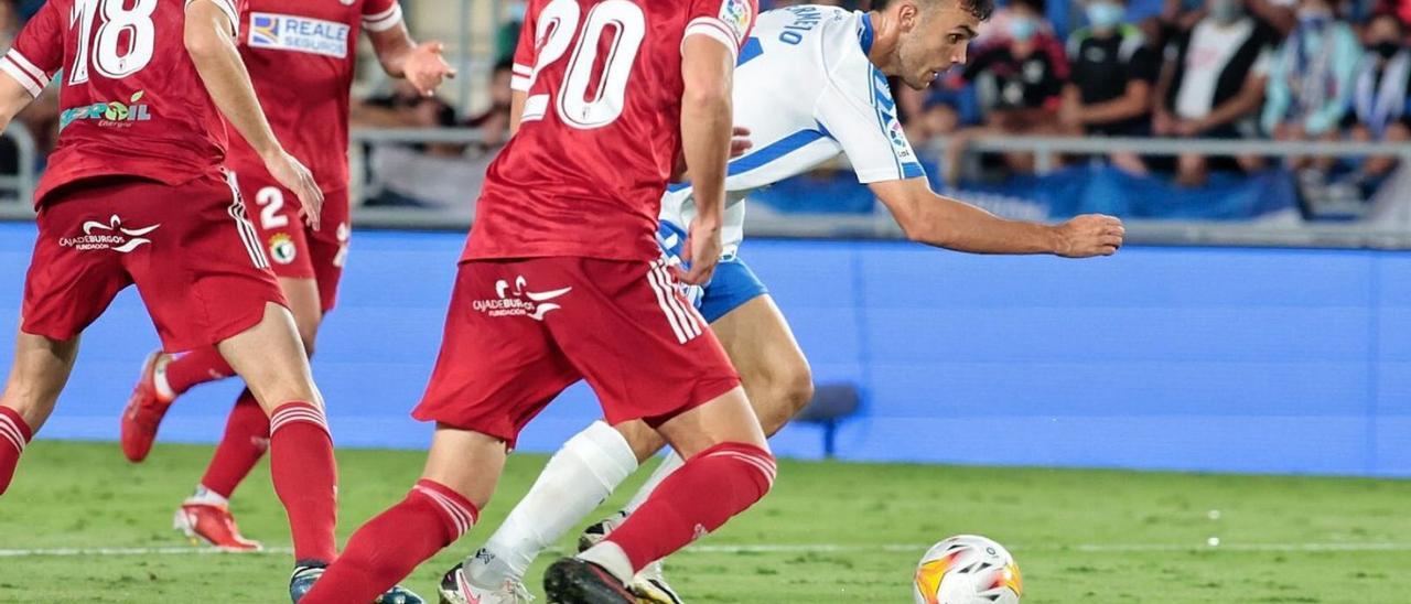 Álex Bermejo, marchándose de Córdoba y Grego en la jugada individual con la que marcó el tercer gol.