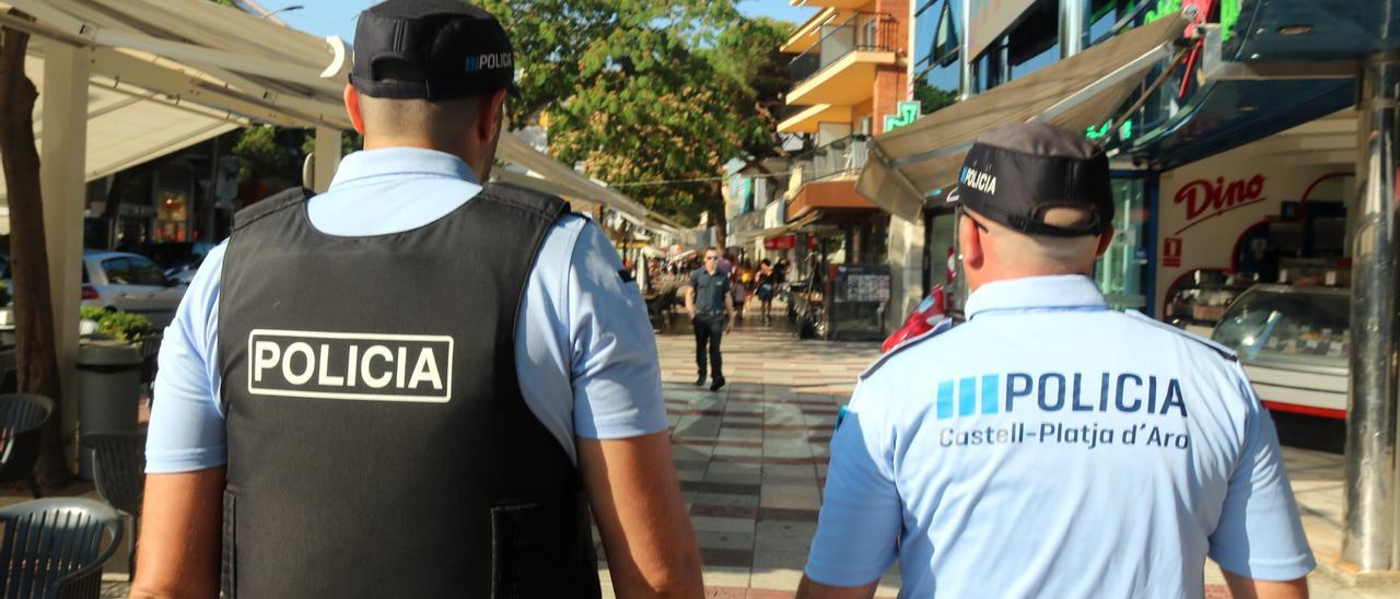 La Policia Local de Platja d&#039;Aro patrullant al centre del municipi