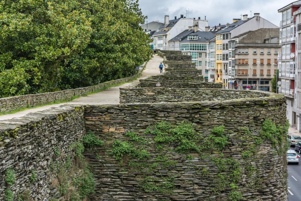 No te vamos a engañar: en verano la muralla de Lugo no luce así de solitaria.