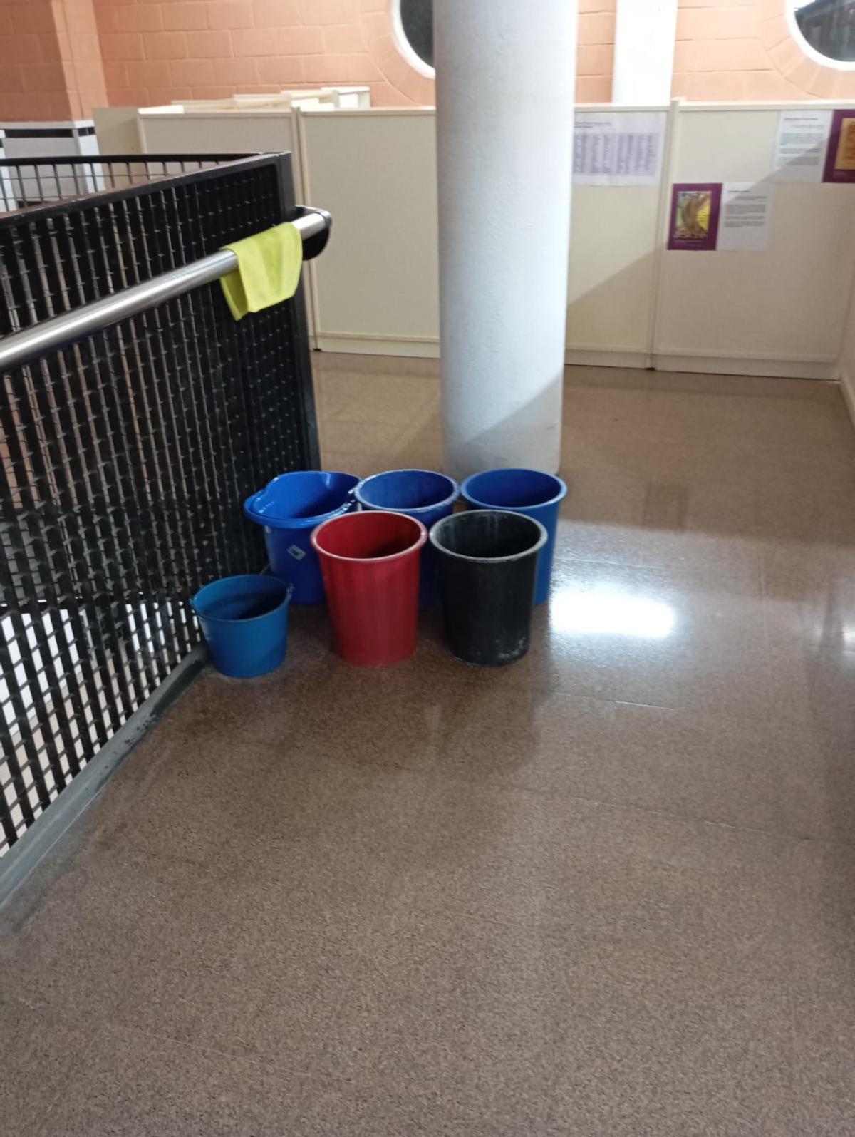 Estado del IES Conselleria con goteras cuando llueve