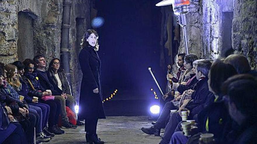 Alícia Puertas en una de les escenes al bell mig del carrer del Balç, ahir en la primera de les representacions