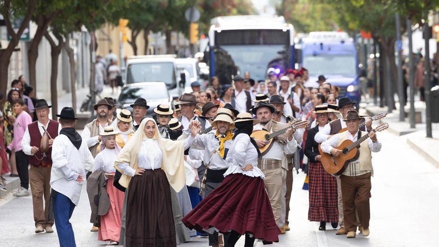 «En Ibiza no todo son discotecas»: el folclore de Tenerife, Palencia y la isla toma las calles de Vila