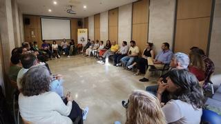 Primera reunión de entidades en la sede de la Obra Cultural Balear para "hacer frente" a la ofensiva de PP y Vox contra el catalán
