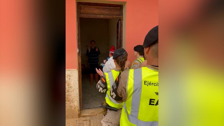 Voluntarios y miembros del Ejército del Aire sorprenden a un vecino de Paiporta, que había perdido todo, por su cumpleaños