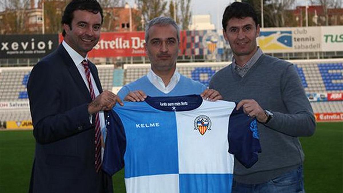 Álex Garcia (c) posa con la camiseta del CE Sabadell