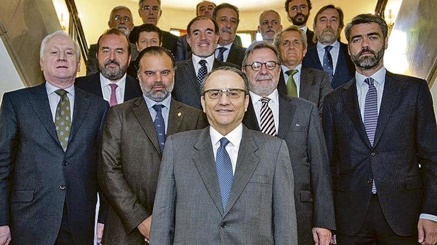 La nueva Junta directiva de AMI, formada por Vocento, Prisa, Unedisa, Grupo Godó, Prensa Ibérica, Grupo Zeta, La Razón, La Voz de Galicia, Grupo Joly, Grupo Henneo, Diario de Navarra, Grupo Serra, Grupo Promecal, El Progreso de Lugo, Diario de León y Gaceta de Salamanca, con el nuevo presidente, en primer término.