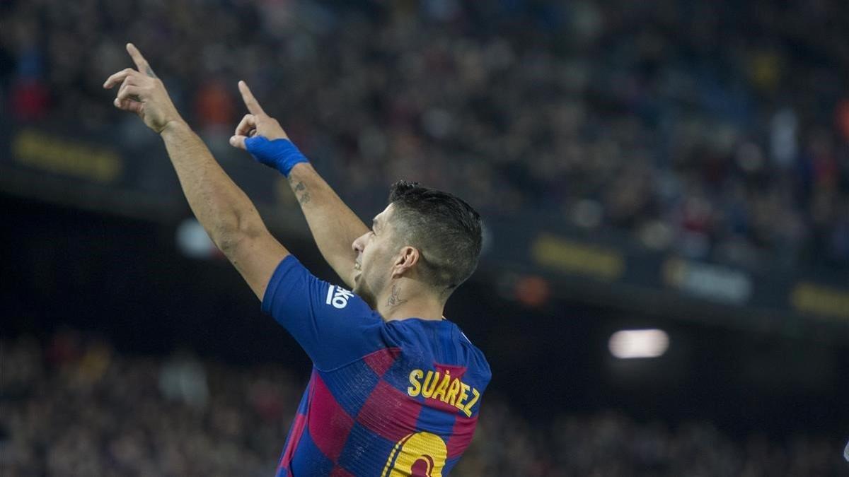 Suárez celebra su gran gol de tacón ante el Mallorca.