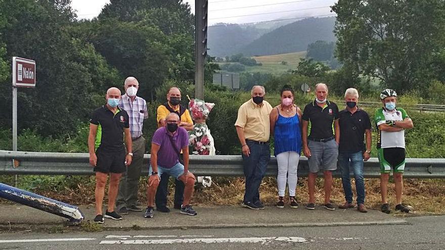 Colocan flores en Peñaullán (Pravia) por un ciclista fallecido en 2016 |