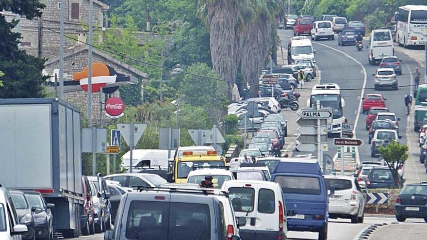 La circulaciÃ³n en el nÃºcleo urbano se ha visto agravada por el aumento de visitantes.