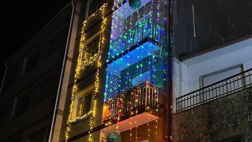 Guirnaldas y adornos cubren un edificio.
