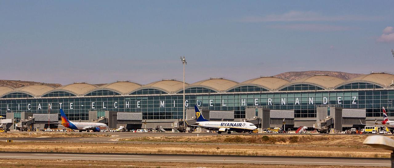 La terminal del aeropuerto Alicante-Elche luce desde este jueves el nombre del poeta Miguel Hernández, con el que se ha rebautizado al aeródromo. | RAFA ARJONES