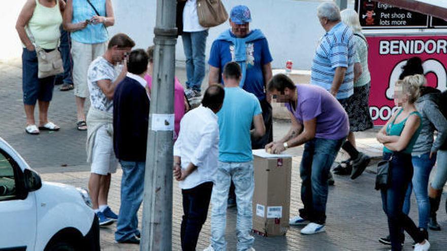 Trileros en un calle de Benidorm