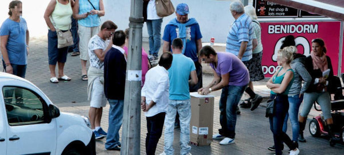 Trileros en un calle de Benidorm