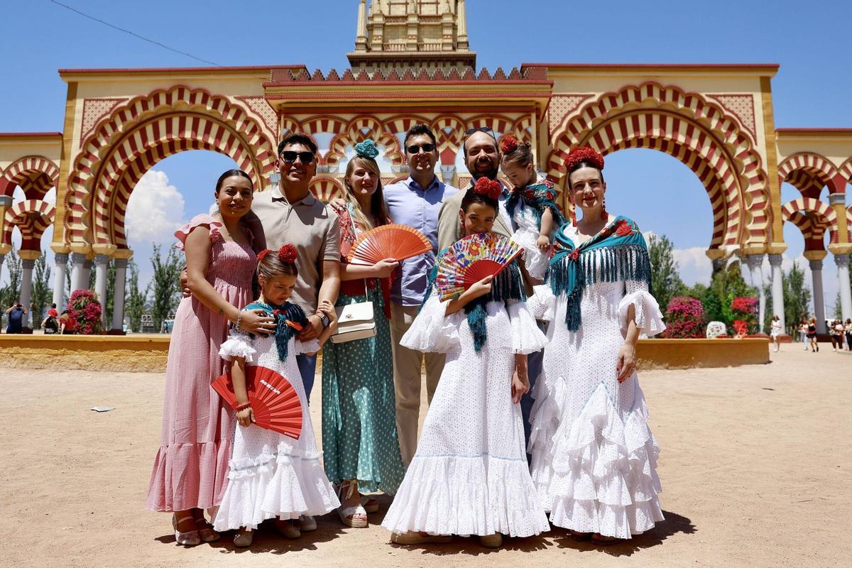 Grupos de amigos y familiares en el sábado de feria, en imágenes
