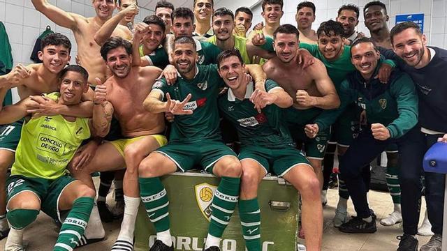 Los jugadores del Coruxo celebran la victoria en el vestuario de Abegondo. | Coruxo FC