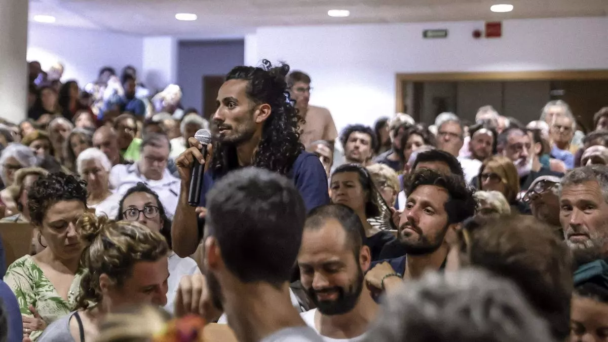 La asamblea contra la masificación turística pone sobre la mesa colapsar el aeropuerto o manifestarse en las cuatro islas