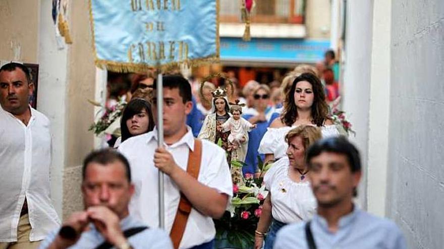 Un instante de la ofrenda floral de ayer.