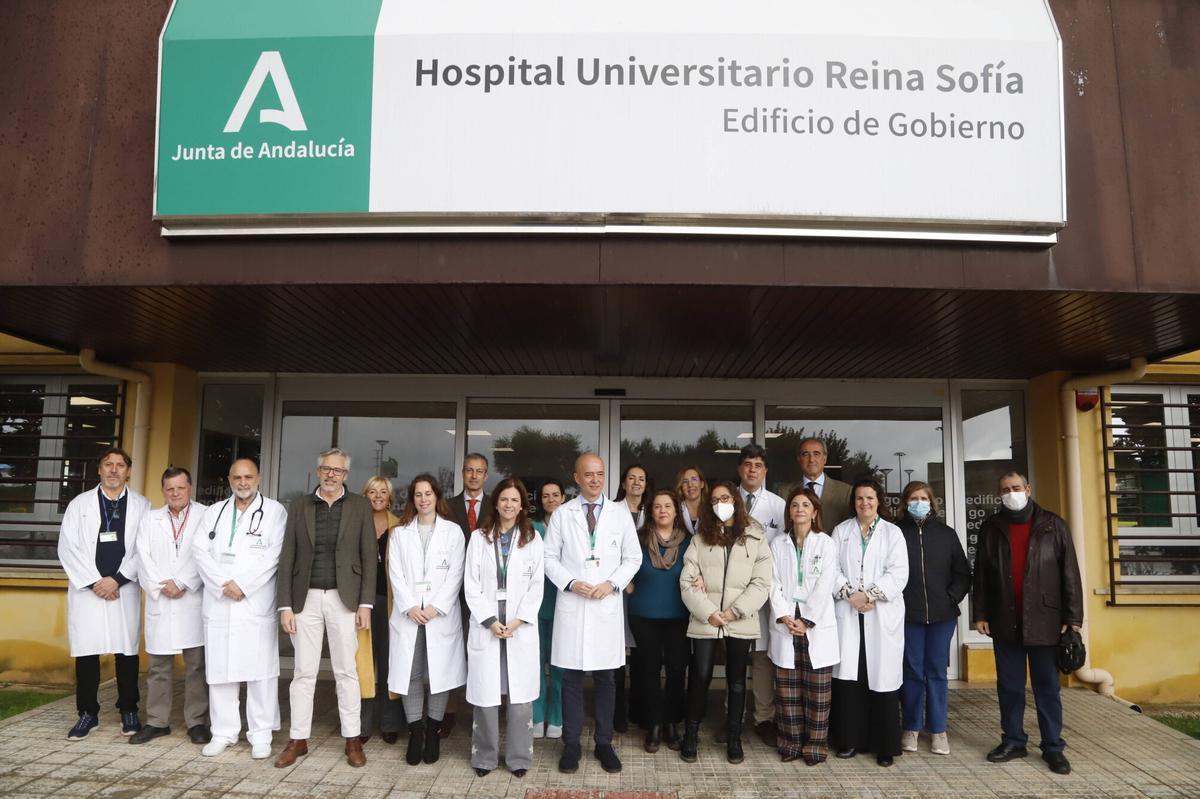 A.J.González Córdoba El director gerente del Hospital Reina Sofía, Francisco Triviño, el coordinador de trasplantes del hospital, José María Dueñas, representantes de servicios implicados en la donación y trasplantes, responsables de hospital privados de la ciudad (San Juan de Dios, Quirón y Cruz Roja) y del Centro de Transfusión de Células y Tejidos, asisten mañana a la presentación del balance de actividad del programa de donación y trasplantes durante el 2025. A la rueda de prensa también asistirá Yolanda Pedrosa y su hija Sofía a la que ha donado un riñón para contar su experiencia