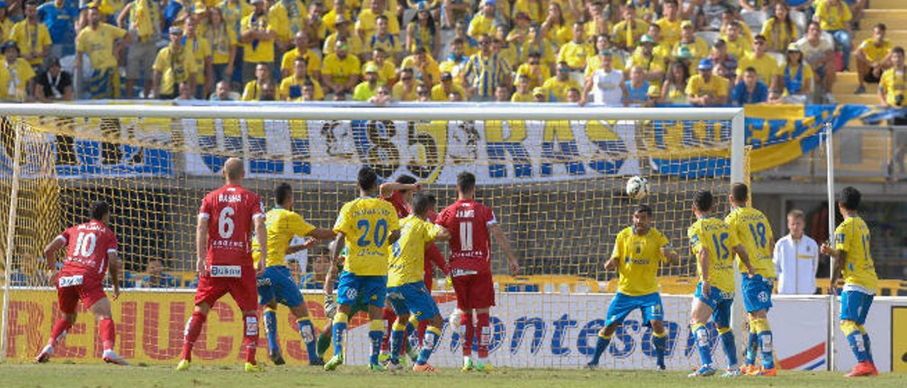 Culio salva un gol durante la final de la promoción de ascenso.