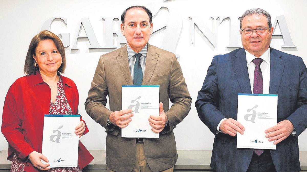 Maribel Martínez, de Abay, Javier González de Lara, presidente de Garántia, y Antonio Vega, director general de la SGR.