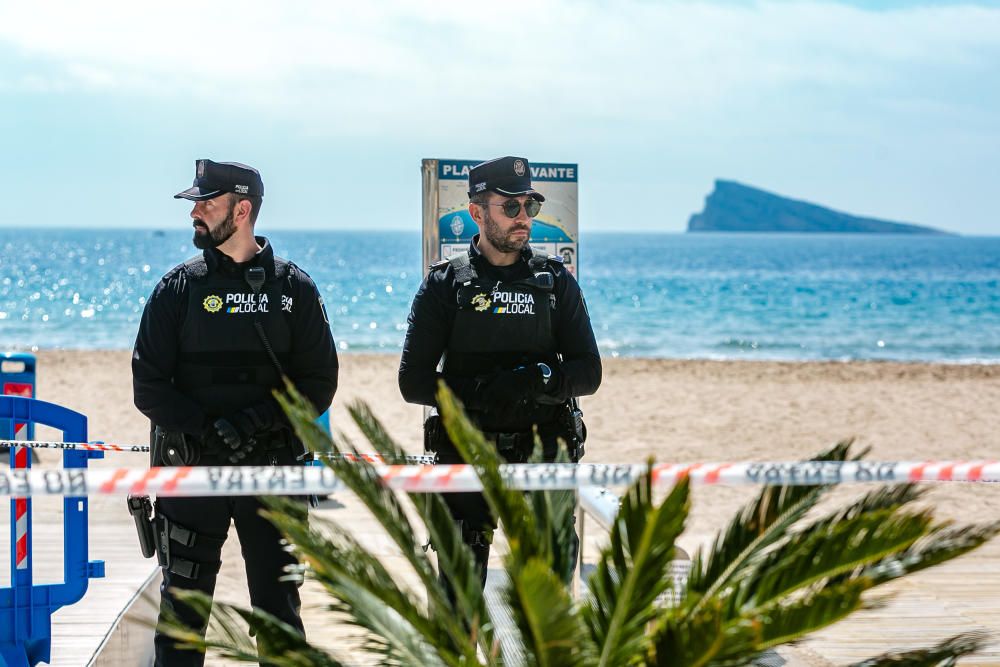 Estea es la situación en Benidorm: playas cerradas, turistas comprando alcohol y grandes colas esperando a los buses