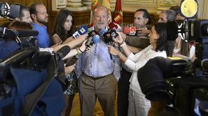 L’alcalde de Valladolid, Javier León de la Riva, compareix davant els mitjans de comunicació, per explicar la polèmica sobre les seves declaracions.