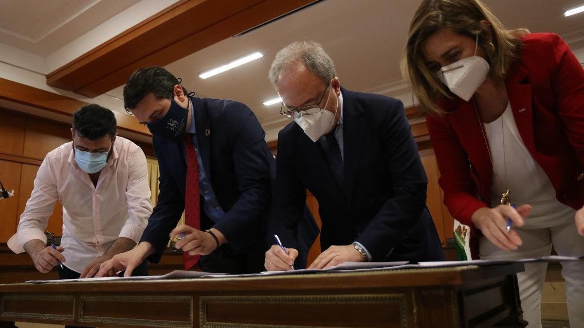 Firma del plan de choque el pasado 22 de mayo del 2020. En la foto, Vicente Palomares, José María Bellido, Antonio Díaz y Marina Borrego.