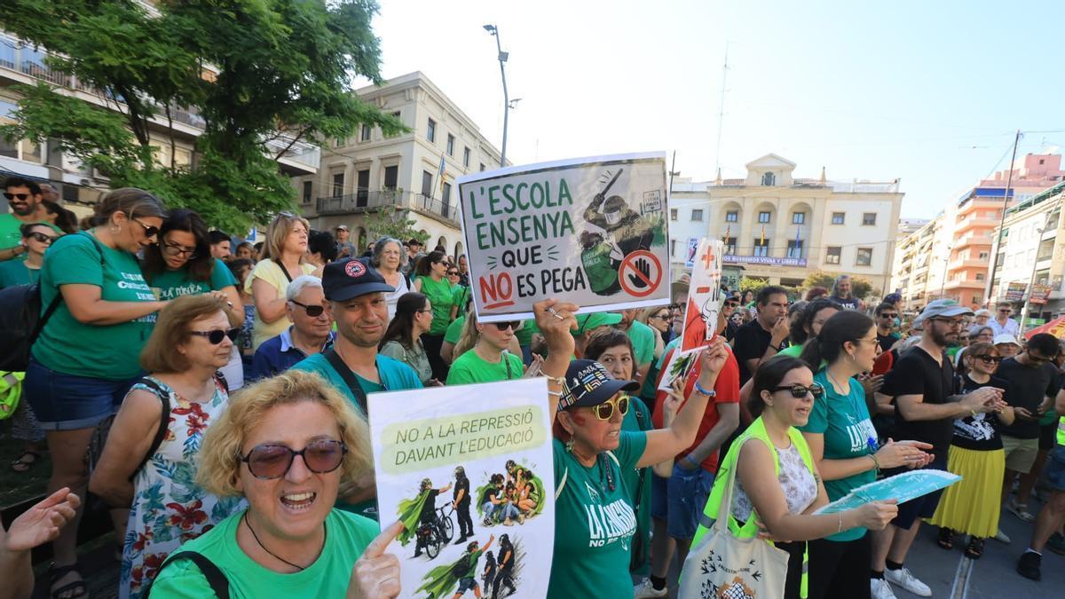 Concentración en la plaza de la Montañeta de Alicante en repulsa a la agresión policial a una docente jubilada