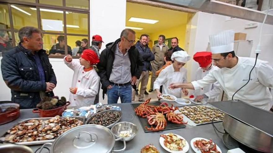 Alumnos y miembros de las cofradías durante la preparación de los productos, ayer.