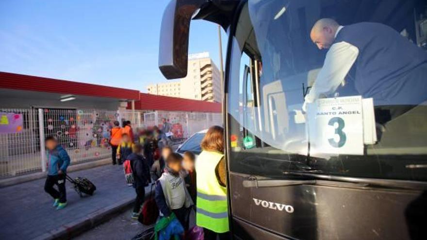 Los alumnos tomaron ayer por la tarde el autobús que les llevará a su zona de residencia.