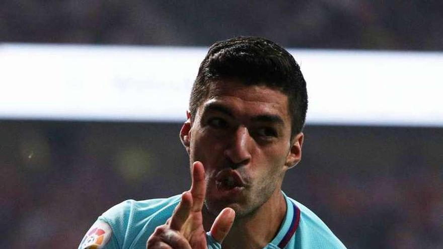 Luis Suárez celebra el empate azulgrana.