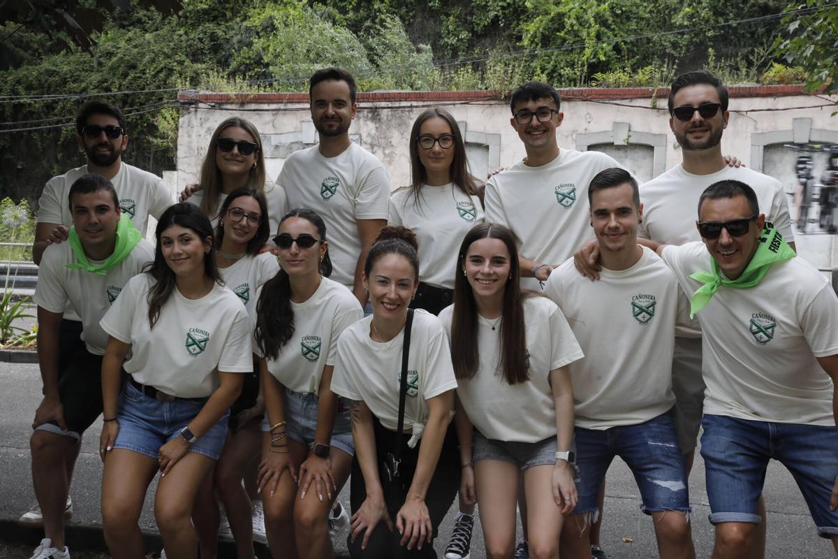 Trubia. El parque de Cataluña. Reportaje en la Jira de las fiestas de la localidad, con los romeros comiendo el bollo
