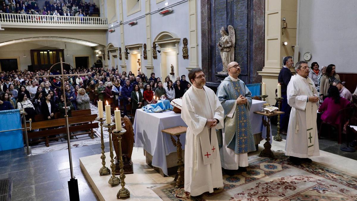 Así fue la celebración de la Inmaculada y la inauguración del belén de los jesuitas en Gijón (en imágenes)