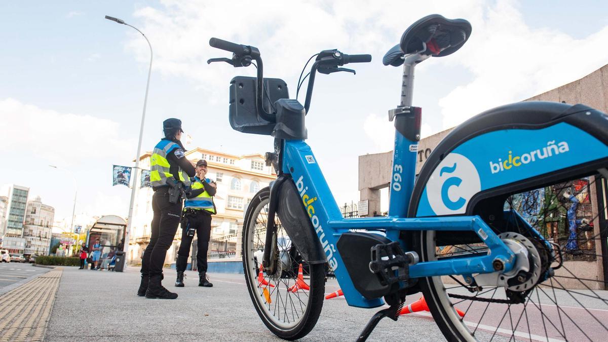 La Policía Local de A Coruña en una campaña de controles de bicicletas y patinetes