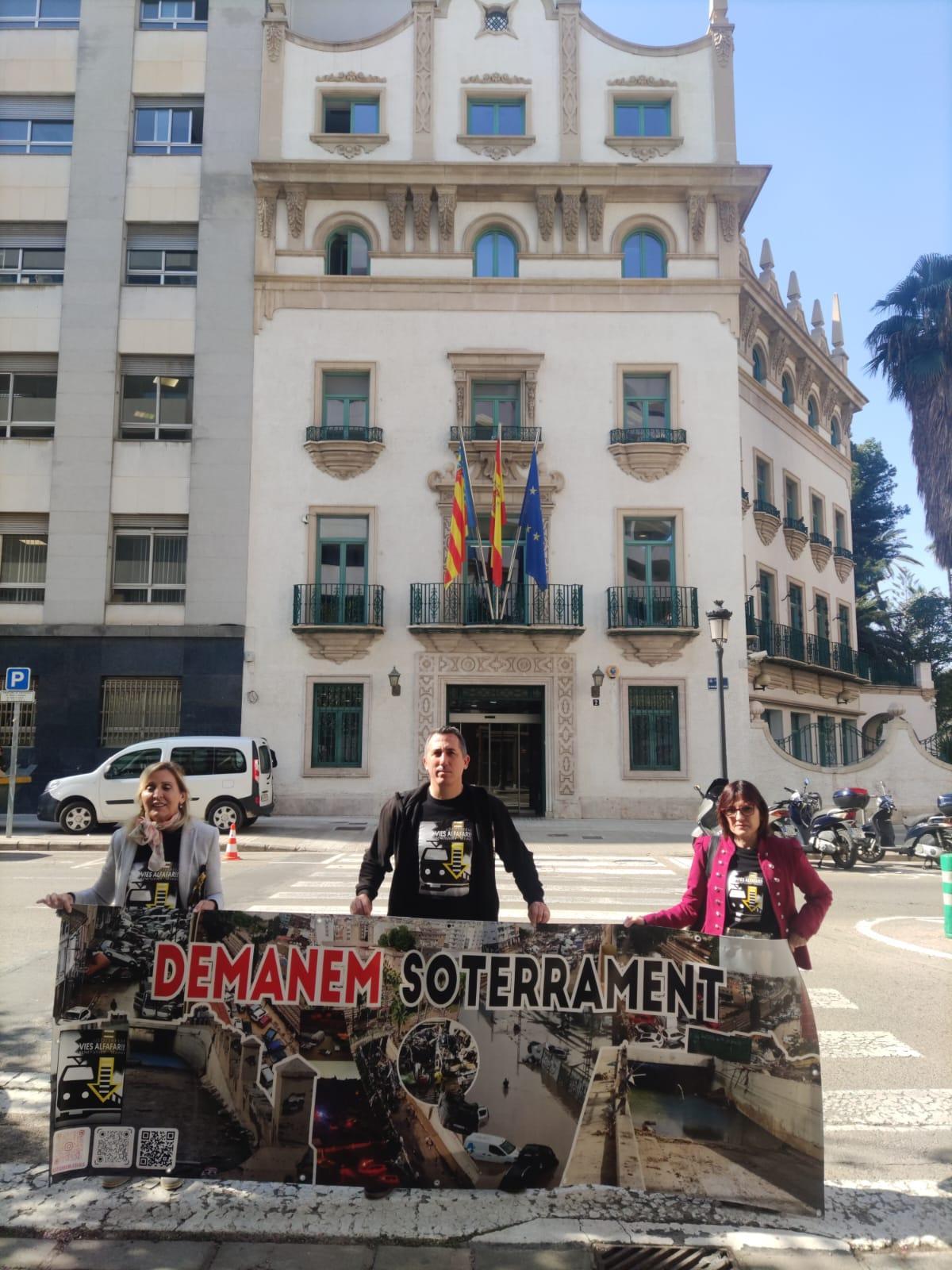 La Plataforma por el soterramiento delante de la sede de la conselleria de Recuperación Económica.